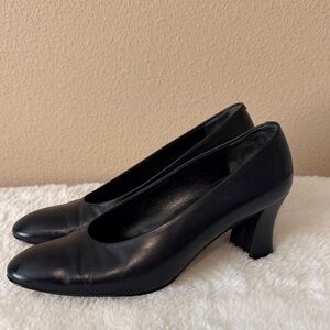 Amalfi by Rangoni Italian Classic dark navy Heels